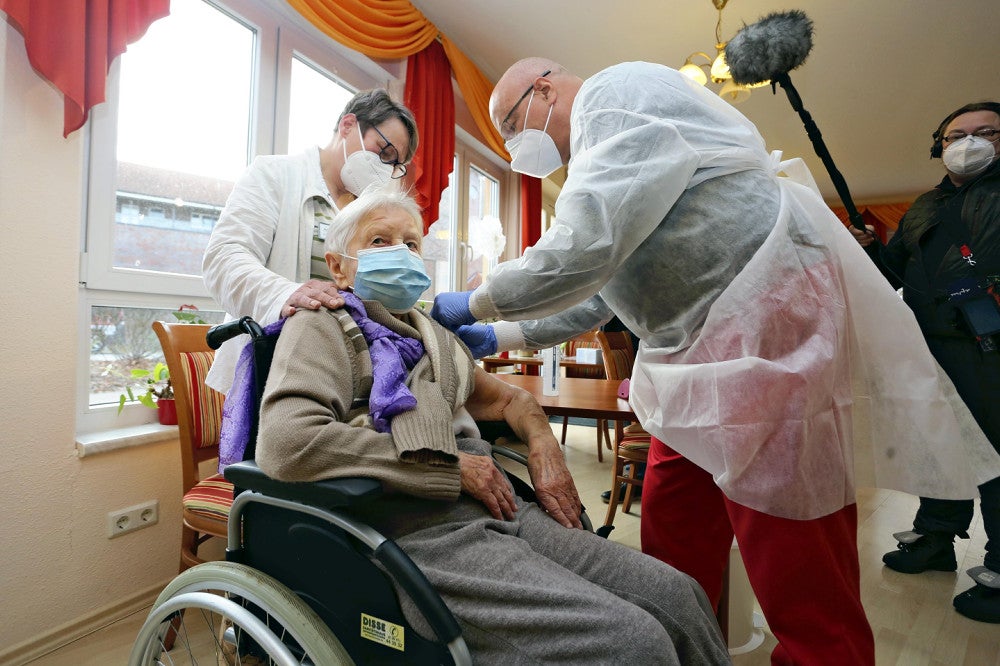 ドイツの老人ホームに特攻隊が乗り込み、ワクチン接種を強要 42人中13人死亡