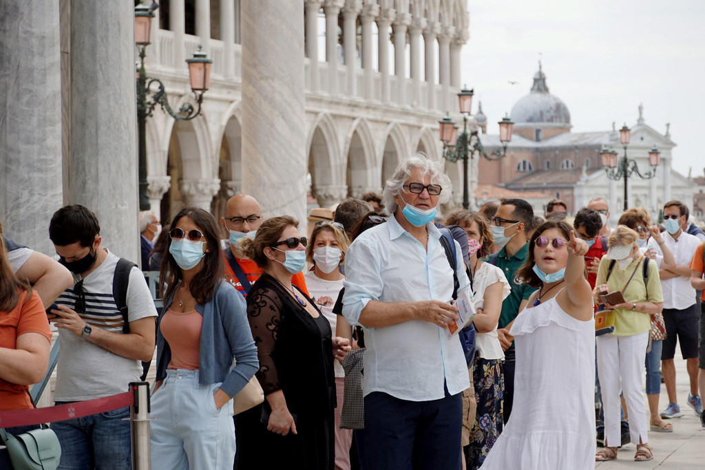 イタリアで28日から屋外でのマスク着用義務を解除