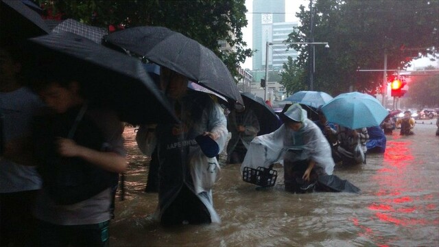 【中国で異常な大規模洪水】死者から角膜を摘出する医療関係者、流れてくる物資を略奪する市民、国も人間性も崩壊