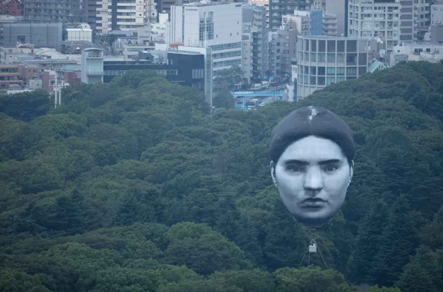 【東京五輪イベント】東京上空に現れた生首アートは、池田大作と毛沢東を足して半分にした顔