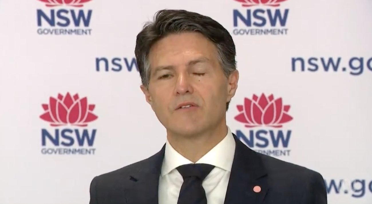オーストラリアの大臣、記者会見中にワクチン接種の副作用「顔面神経麻痺」を発症