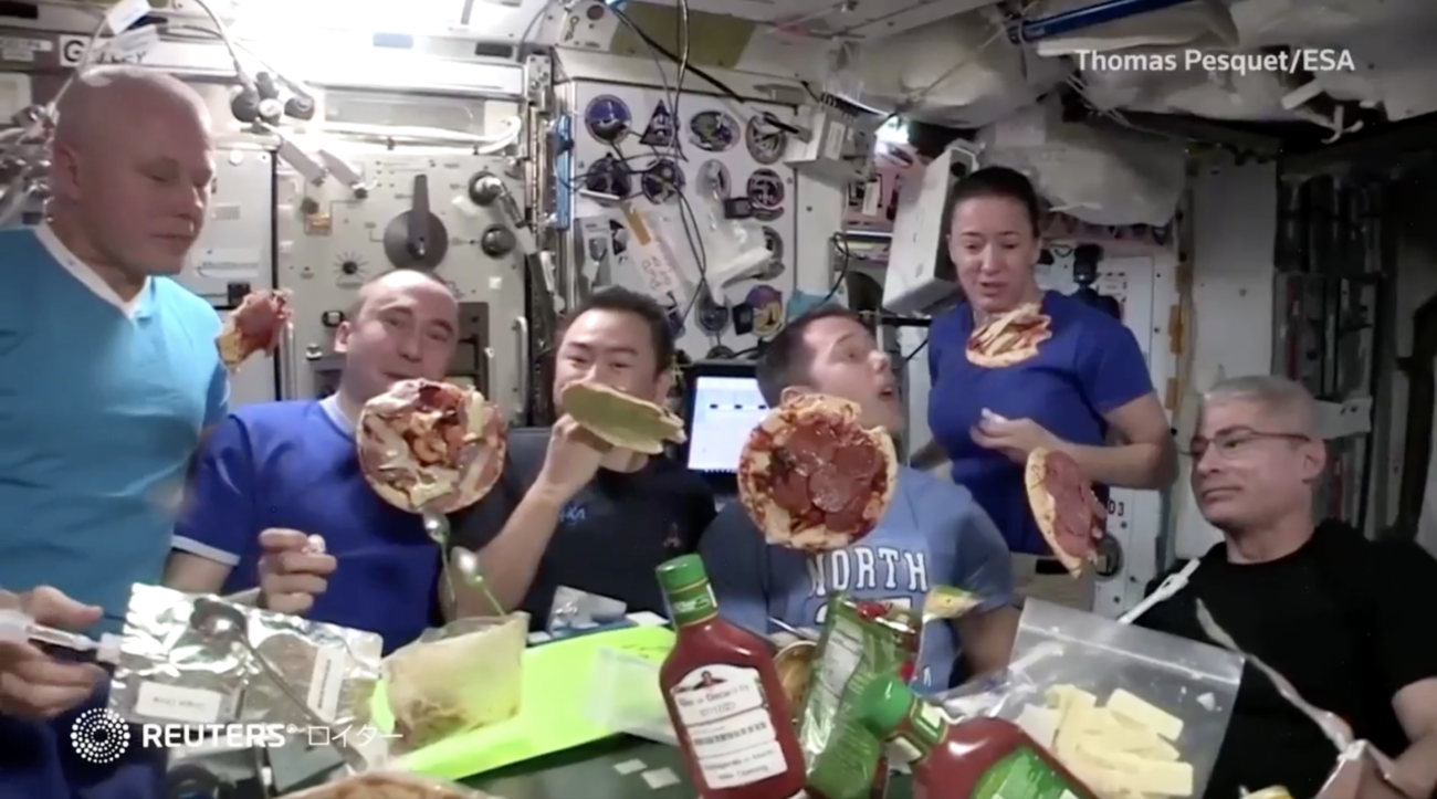 【宇宙は存在しない】宇宙ステーションでピザパーティを開き、不自然に浮かぶピザで「宇宙は無重力」と庶民を洗脳