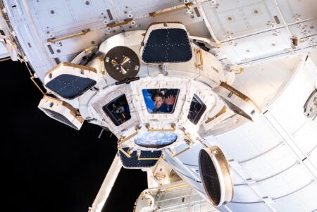 【わざとか?】前澤友作、国際宇宙ステーションで下半身のない写真を撮影して物議　宇宙でゴミを落下させるミスでさらに自爆