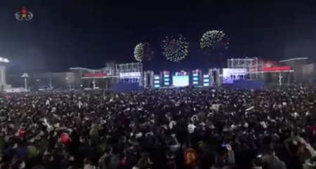 【北朝鮮人はコロナが嘘だと知っている】国民が一斉に集まり、超密状態・ノーマスクで正月を祝う