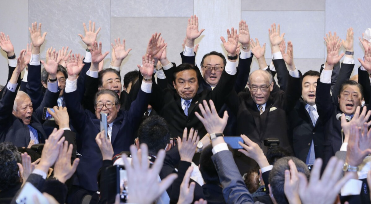 【地方議員たちもコロナが嘘だと知っている】石川県知事選に当選した「馳浩」と支持者らが超密状態の中、ノーマスクで万歳三唱し批判殺到