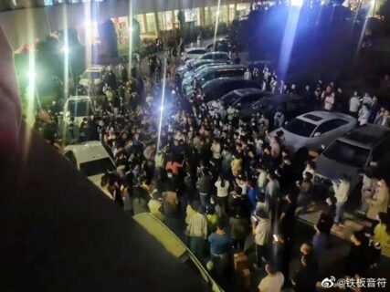 【中国】ゼロコロナ政策に反対し、大規模な学生デモが相次いで発生　天安門事件の再来に怯える中国政府