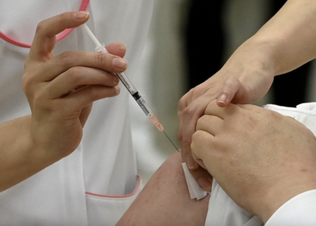 コロナワクチン接種率世界一の日本で、1日あたりのコロナ感染死亡者数が世界一を記録