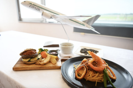 日本航空（JAL）の子会社がコオロギ粉末を使った機内食を提供していたことが発覚し、批判殺到　