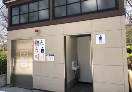 【東京都荒川区】野外公衆トイレ82カ所のうち53カ所に女性専用トイレが設置されていないことが判明し、批判殺到　荒川区は「経費削減」「公園スペースを減らさないため」と説明