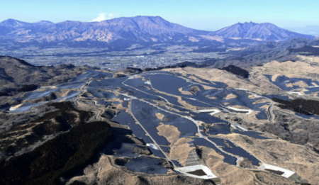 阿蘇山の麓にある牧草地帯に、ソーラーパネル20万枚にも及ぶメガソーラー発電所が建設　地元で反対運動、市も売却撤回を試みるも止められず