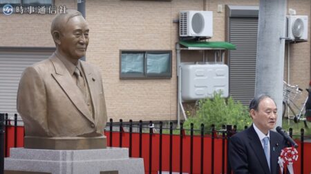 前首相・菅義偉、故郷の秋田県で自分の胸像の除幕式に出席　多くの国民が呆れかえる