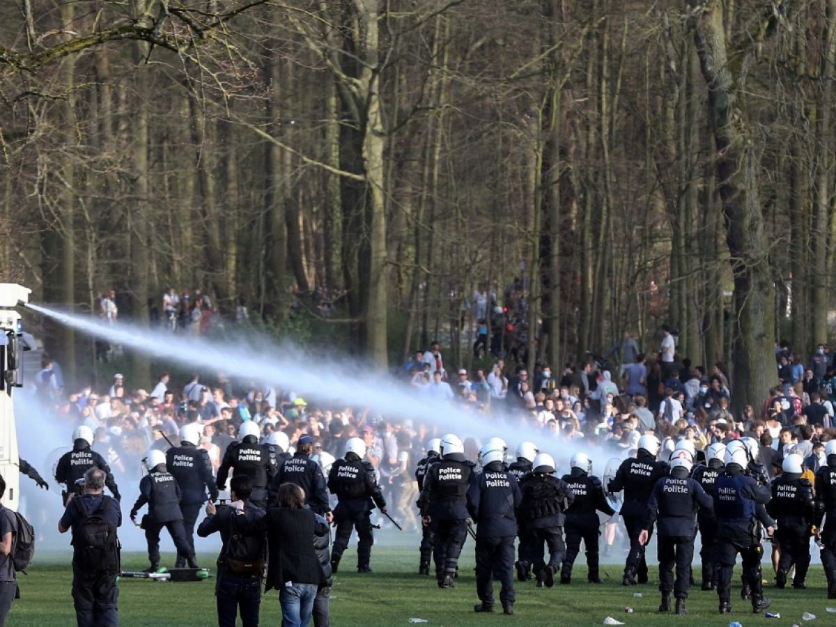 【ベルギー】ノーマスクの野外パーティを催涙弾や放水銃で鎮圧