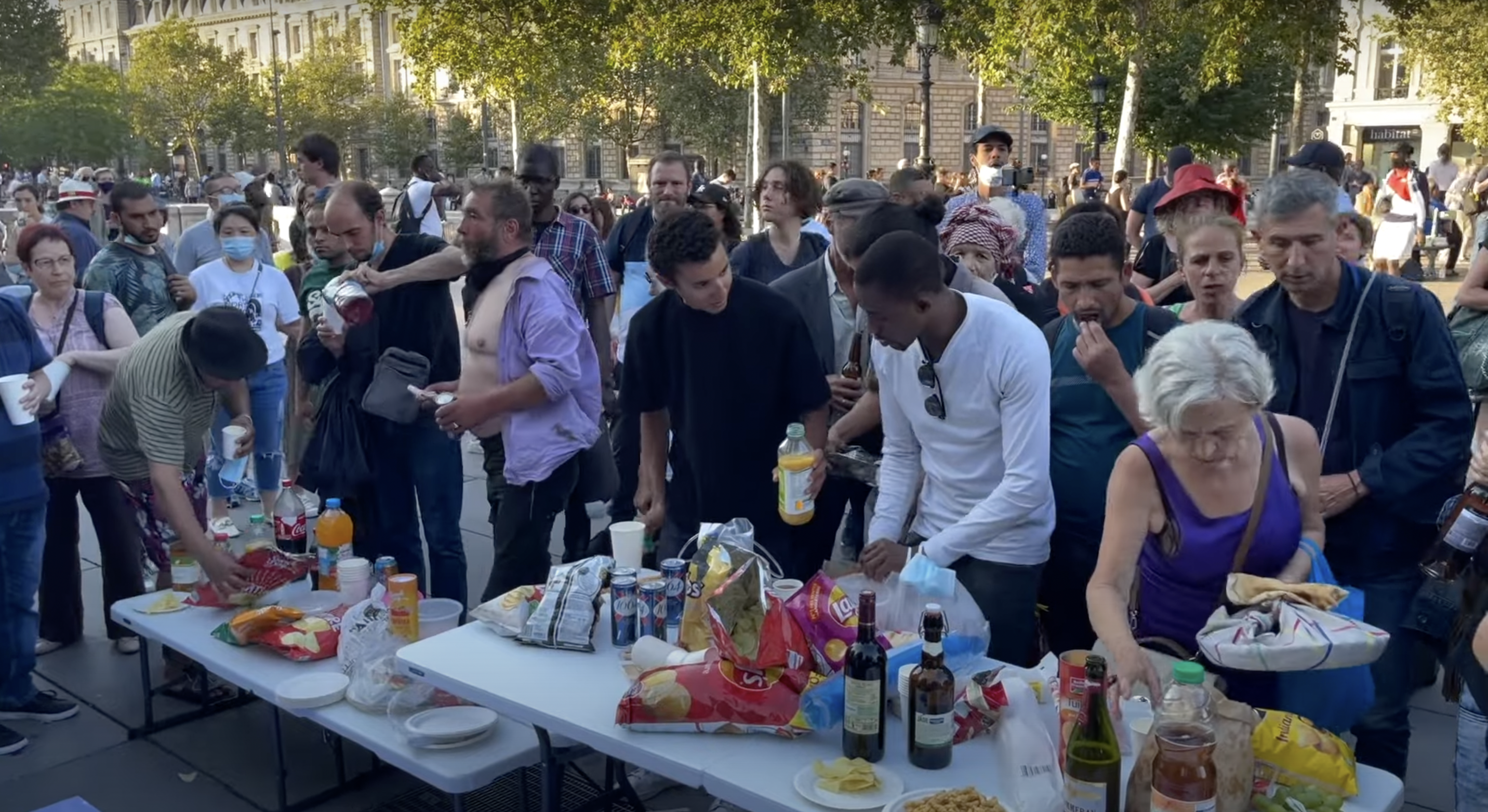 【イルミナティの敗北】仏でワクチンパスポート導入の飲食店はガラガラ、庶民はパスポート不要の広場で宴会、さらに大規模デモ開催