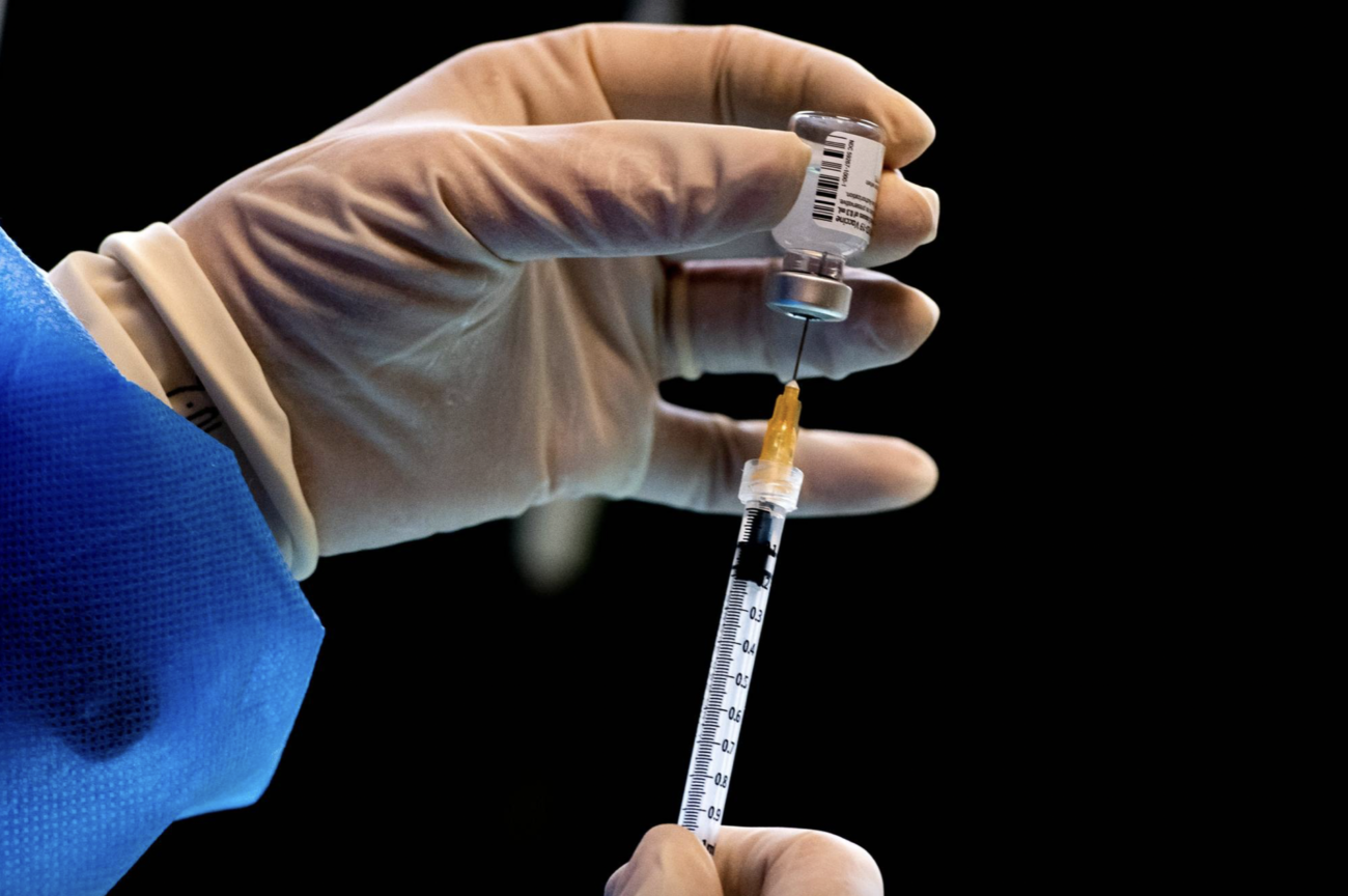 ファイザー製コロナワクチンを接種した医療従事者の25歳男性、精神異常を起こし、走行中の車から飛び降り自殺