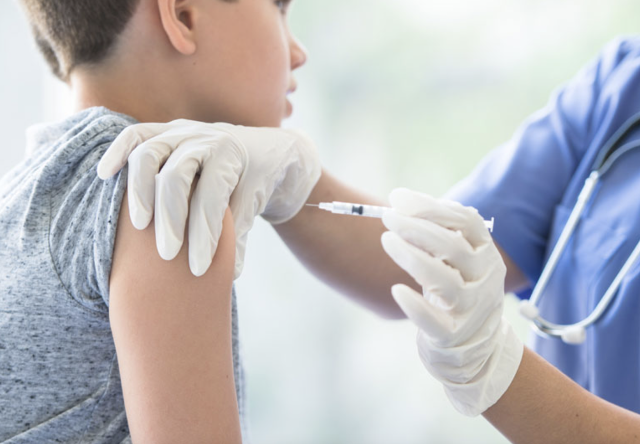 13歳の少年が、2回目のコロナワクチンを接種した4時間後に死亡