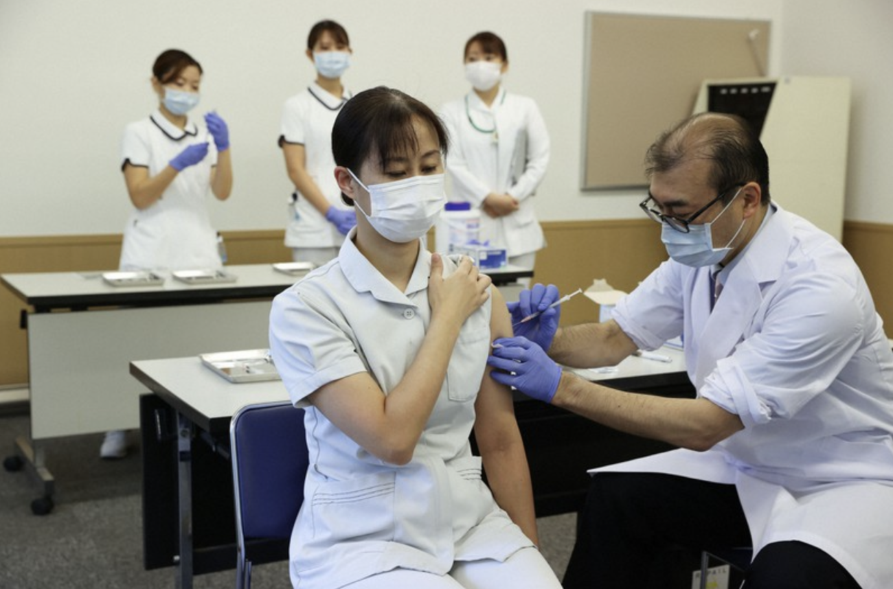 ついに日本でも3回目のコロナワクチン接種を開始 イルミナティの実験台にされる医療従事者たち