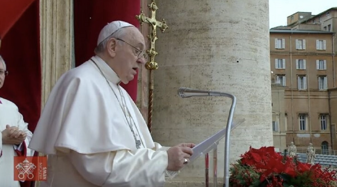 ローマ教皇フランシスコがクリスマスのミサを執り行う一方、海外のニュースキャスターが「フランシスコが死亡した」と口を滑らせる