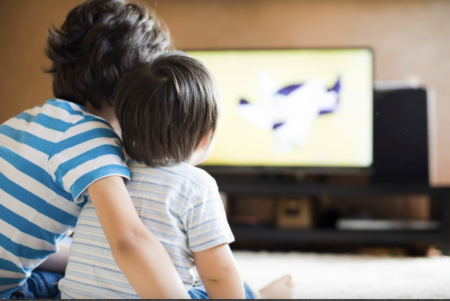 【テレビは毒】子供に毎日3時間以上テレビを視聴させると、心の発達を著しく妨げ、想像力を奪う