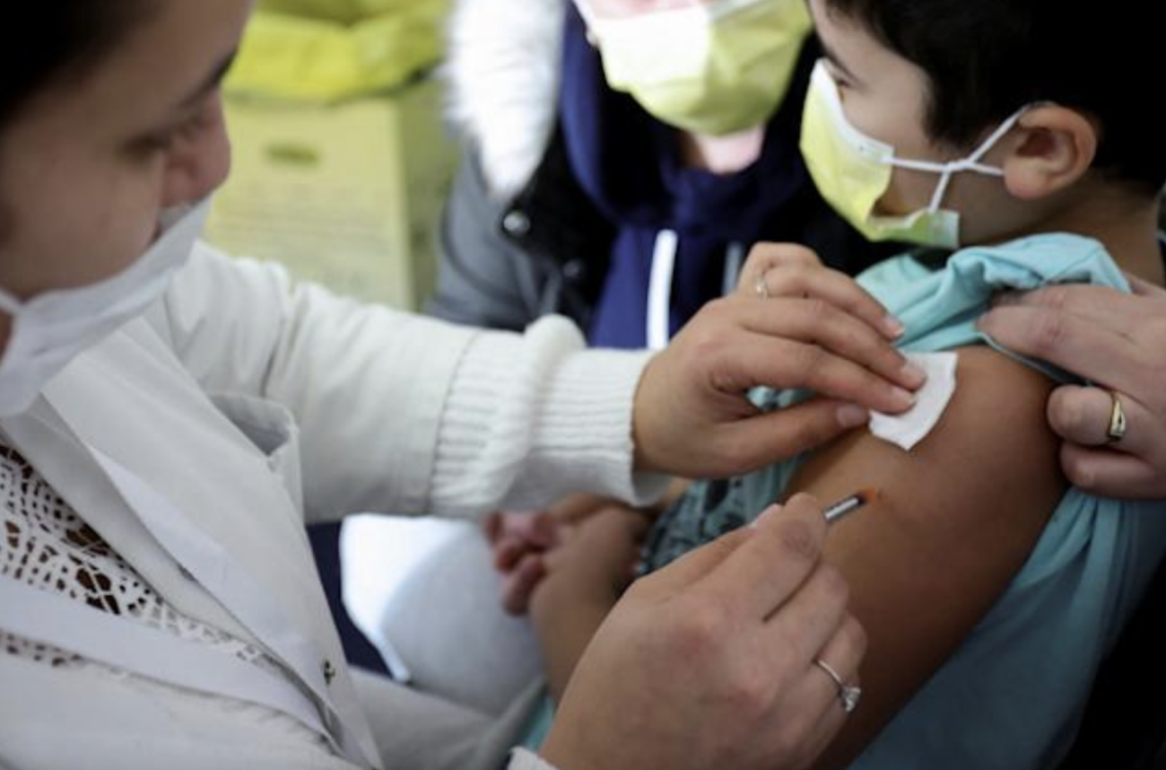 【シンガポール】5歳〜11歳の子供にコロナワクチンを接種した後に280件の副反応、うち10件の重篤な副反応を確認