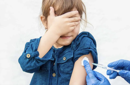 厚労省が4回目接種の準備を開始する中、コロナワクチンの副反応で「著しく視力が低下した」と訴える声が続出