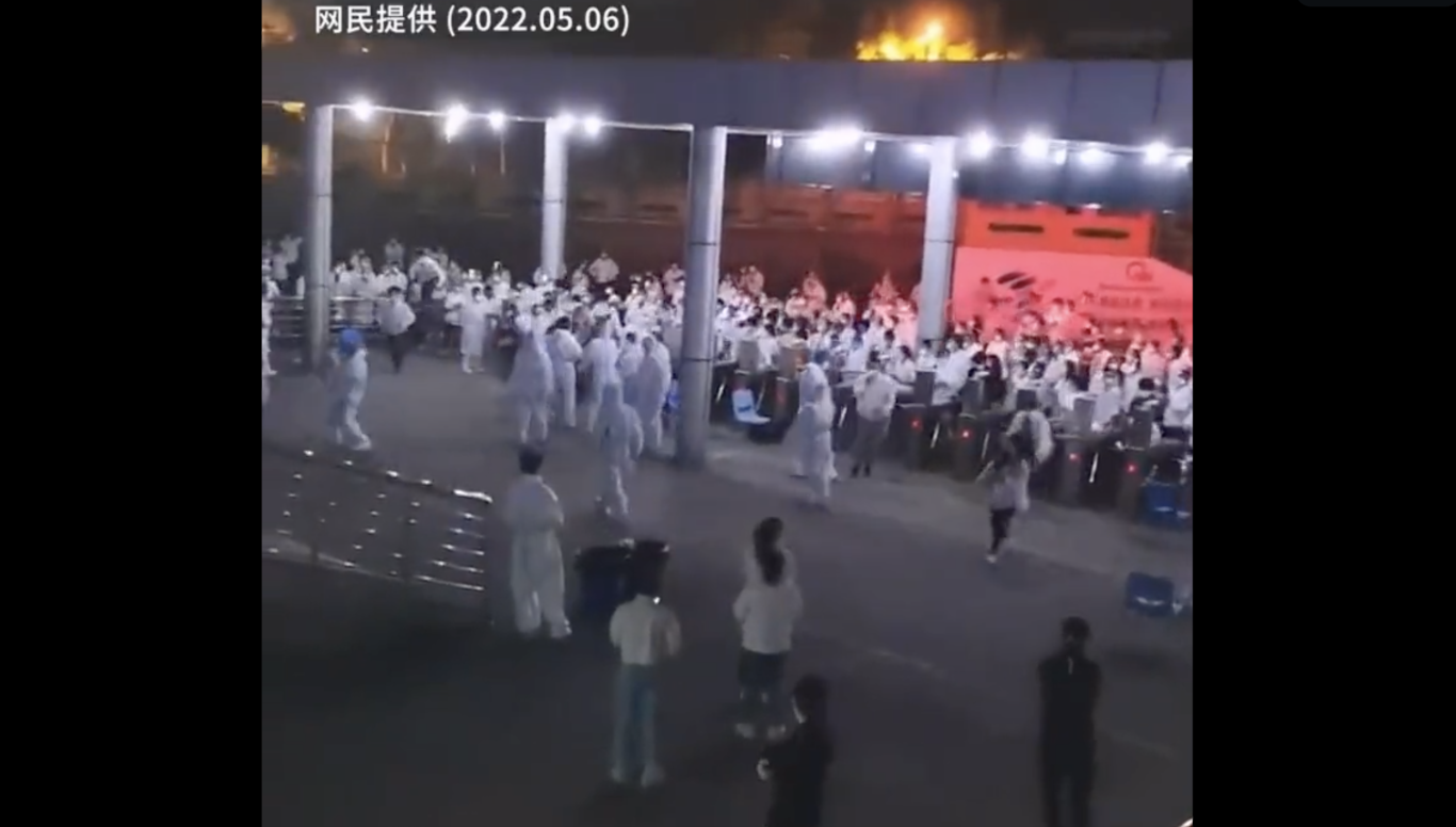 【一ヶ月以上続く上海ロックダウン】MacBook Pro製造工場で、我慢の限界に達した従業員数百人が暴動を起こす