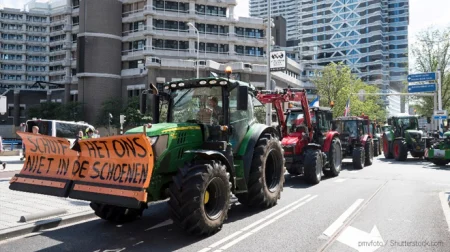 【オランダ】農家による大規模なデモが発生　政府の掲げる温室効果ガス削減政策によって、畜産農家の30-50%が廃業の恐れ　食糧危機の捏造が目的か