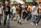 【2009年ウイグル騒乱】漢人の集団が、棍棒、ナタ、包丁などの凶器を持って練り歩き、ウイグル人を襲撃・虐殺