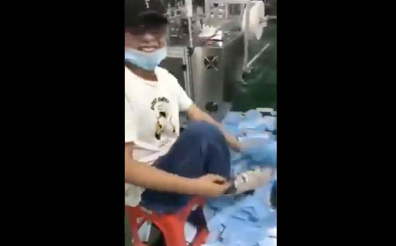 中国のマスク工場で、作業員が靴でマスクを踏みつけ、靴に擦り付けてパック詰めしていることが発覚　床に直置き、素手での作業は当たり前