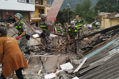 【中国・四川省】地震の被災地で、救助する際にもPCR検査を要求　過剰なコロナ対策に、中共幹部が包丁を持って反発