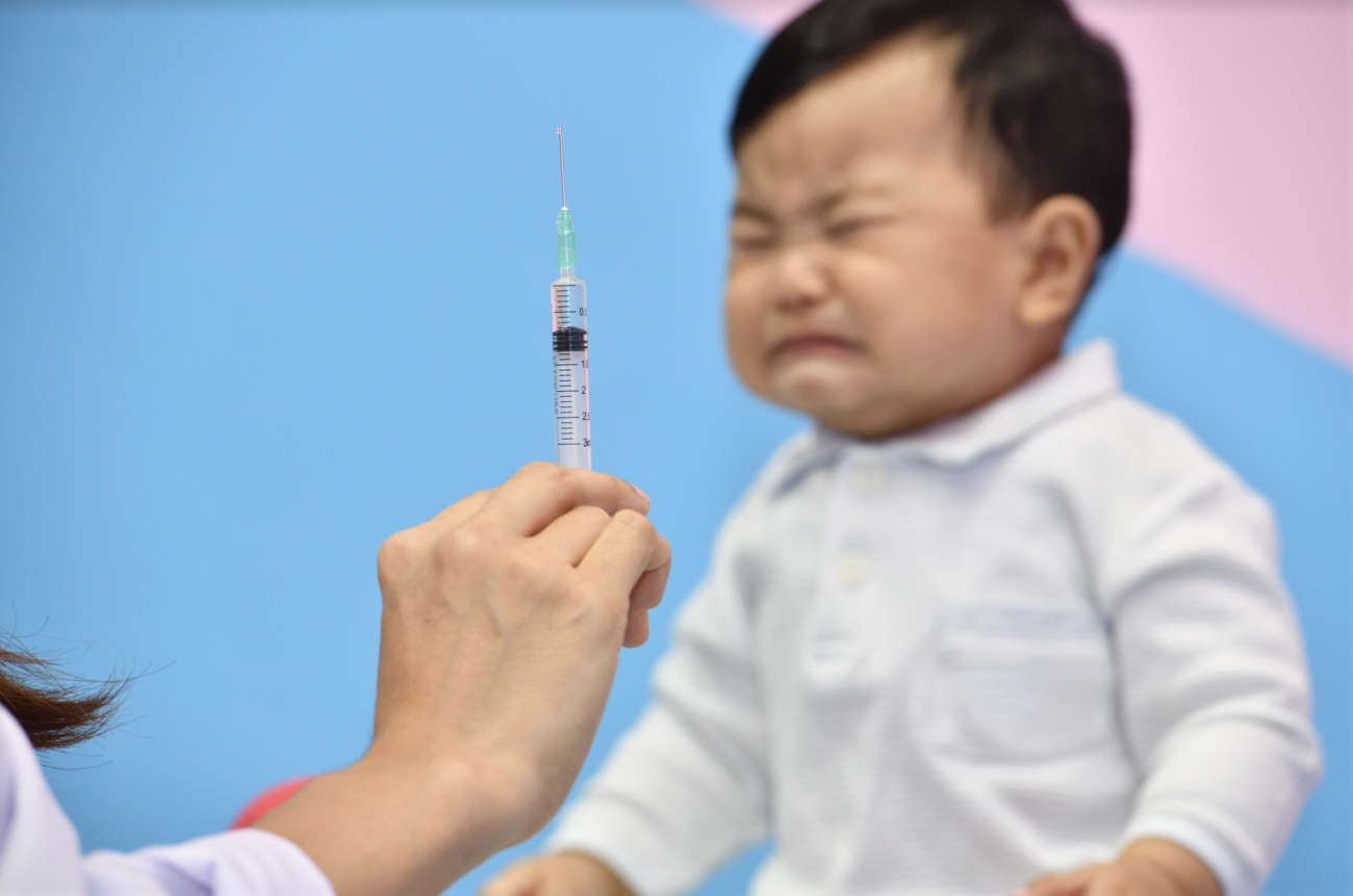 【厚労省】生後6ヶ月以上 4歳以下の乳幼児へのコロナワクチン接種の体勢を整えるよう各自治体に通達　海外とは正反対の動きに批判殺到