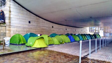 【フランス】ウクライナ危機による物価高騰が国民を直撃　テント生活のホームレスで溢れかえる“花の都”パリ