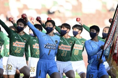 【全国高校サッカー選手権】大会運営側が閉幕式で選手ら全員にマスク着用を強制し批判殺到「選手が奴隷にしか見えない」「狂ってます」