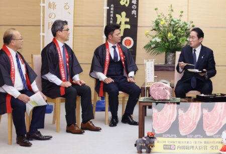 岸田総理が最高級『宮崎牛』を堪能する姿を国民に見せつけ、「コオロギ食べたら？」「コオロギとハエの試食会にも参加するのでしょうか？」と批判殺到