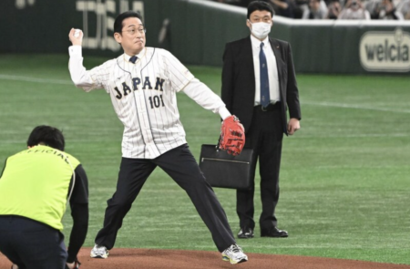 【影武者】高校野球のレギュラー選手だった岸田総理、WBCの始球式で「女の子投げ」をし、上空に大きく弧を描く大暴投