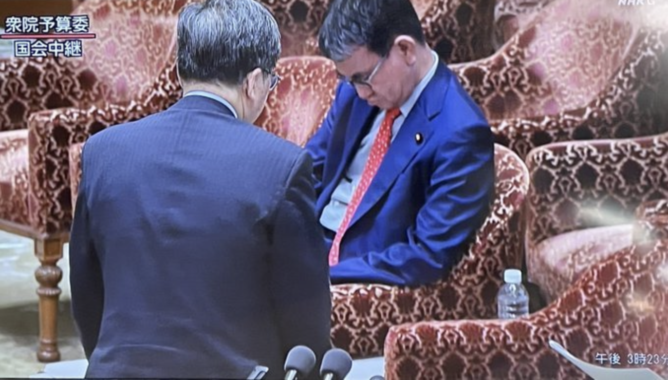 河野太郎デジタル大臣、相次ぐマイナカードのトラブルについて謝罪するも、会見中もふてぶてしい態度、国会中も居眠りで、国民の怒りをさらに買う