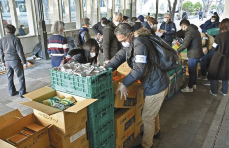 【日本経済の衰退】食料品無料配布の利用者、今年4月に過去最多の723人　生活が「大変苦しい」「やや苦しい」と感じている世帯、全体の53%に上る