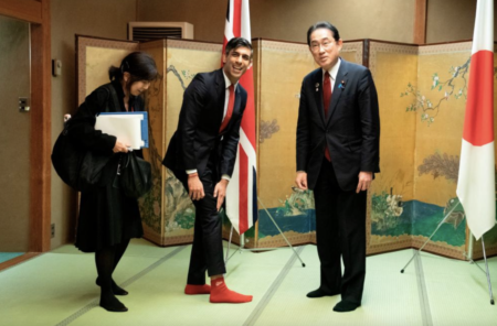 【やはり影武者】広島カープ大ファンの岸田首相、『カープグッズ』を身につけ登場した英スナク首相に“ほぼノーリアクション”