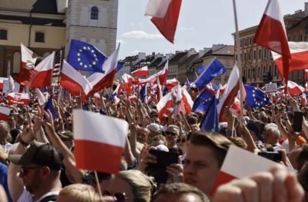 ポーランドで50万人の市民が集まり、過去最大の反政府デモを決行　野党勢力排除の動きを受け