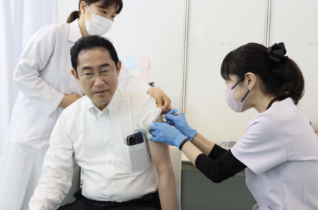 岸田首相、6回目のコロナワクチン接種を受けたとTwitterで報告するも、リプ欄が批判コメントで溢れ返る