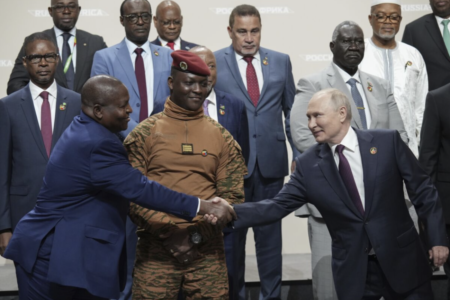 【実は世界から嫌われていないロシア】ロシア・アフリカ首脳会談が開催　米やEUの圧力を撥ねのけ、アフリカ54か国中49か国が参加　アフリカの首脳らが笑顔でプーチンと握手　