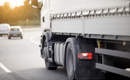 【事故増加の懸念】大型トラック、高速道路上での最高速度を80キロから90キロに引き上げ　物流業界の人手不足を受け　2024年4月実施へ