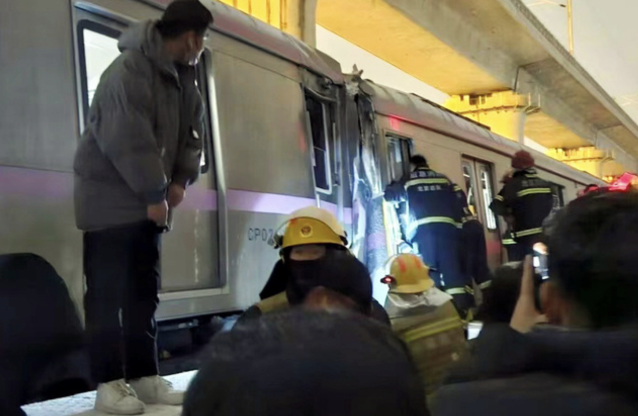 中国・北京市の郊外で地下鉄列車どうしが衝突　515人が負傷