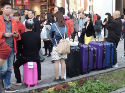【朗報】外国人観光客が急増する中、中国人観光客のみ大幅に減少　2019年約960万人から2023年約242万人に　日中間の飛行機便も1400便から800便に減少