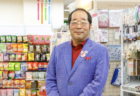 ダイソーの創業者・矢野博丈が心不全により80歳で死去　中国・北京生まれ、コロナワクチンの広告塔『忽那賢志』とそっくり