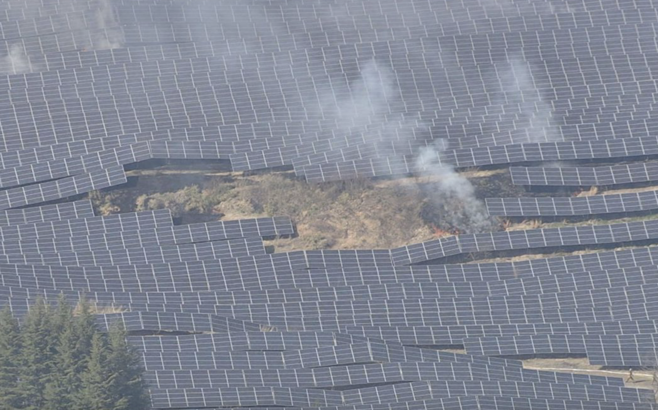 北海道根室市で太陽光パネルから出火、約1200平方メートルの草地が消失　その2日後に仙台市の大規模太陽光発電所で火災「環境破壊でしかない」「立派な迷惑施設」「どこが持続可能エネルギーなんだよ」