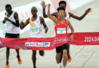 【八百長】北京ハーフマラソン、アフリカ人3選手がゴール直前で速度を落とし、中国人の『何傑』選手が優勝　2位の選手が「友人なので、何傑に優勝させた」と明かす