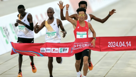 【八百長】北京ハーフマラソン、アフリカ人3選手がゴール直前で速度を落とし、中国人の『何傑』選手が優勝　2位の選手が「友人なので、何傑に優勝させた」と明かす
