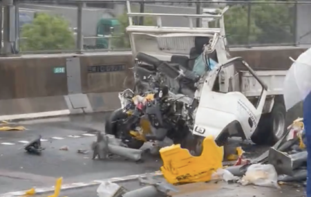 埼玉県、外環道外回り三郷JCT付近でトラックが大破する事故が発生　トラックにはクルド人の解体業者『株式会社JAPAN』の文字が記載