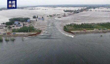 【裁かれる中国】中国で2番目に大きい湖『洞庭湖』の堤防が決壊　6万人が避難、2千人が死亡　同日に山東省で巨大な竜巻、街全体が壊滅