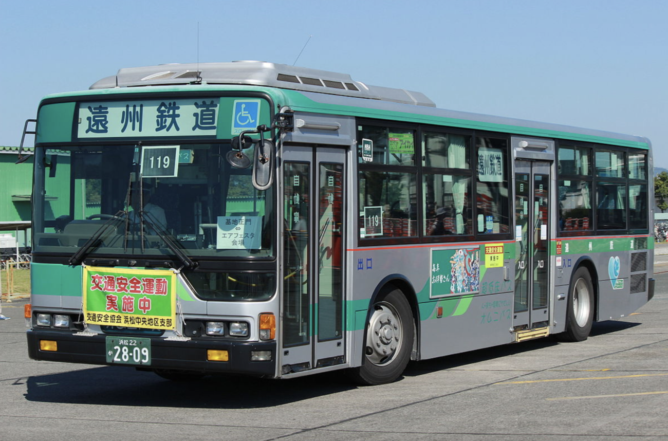 ライブドアニュース、浜松市の路線バスの運転手がICカード残高不足の小学生をバスに乗せず、炎天下を2時間も歩かせたと批判的に報道　残高不足なら運転手に非はないと批判殺到　小学生の無賃乗車が横行していたことも判明